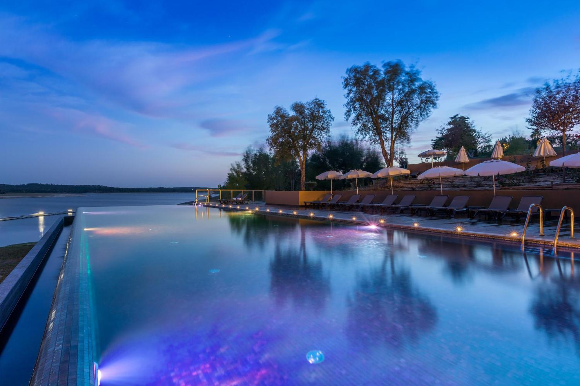 Ap Lago Montargil - Conference & Spa Exterior foto The pool at the hotel