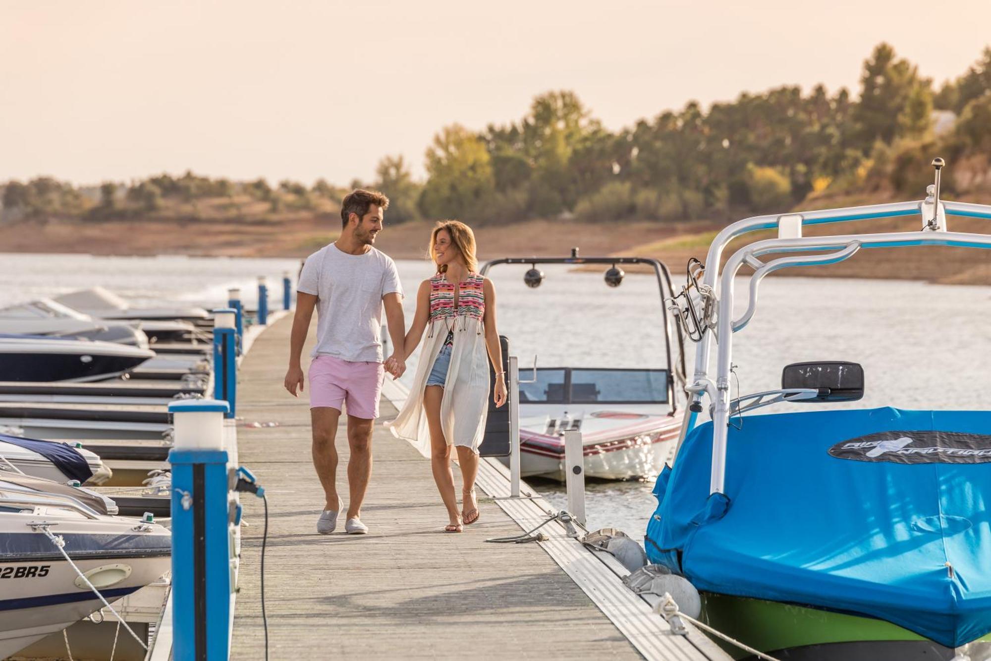 Ap Lago Montargil - Conference & Spa Exterior foto A couple walking on a dock at Lake Pleasant
